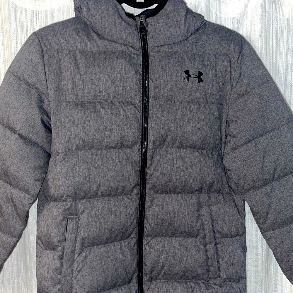 Like new! Under Armour Charcoal Grey Boys’ Puffer Jacket!